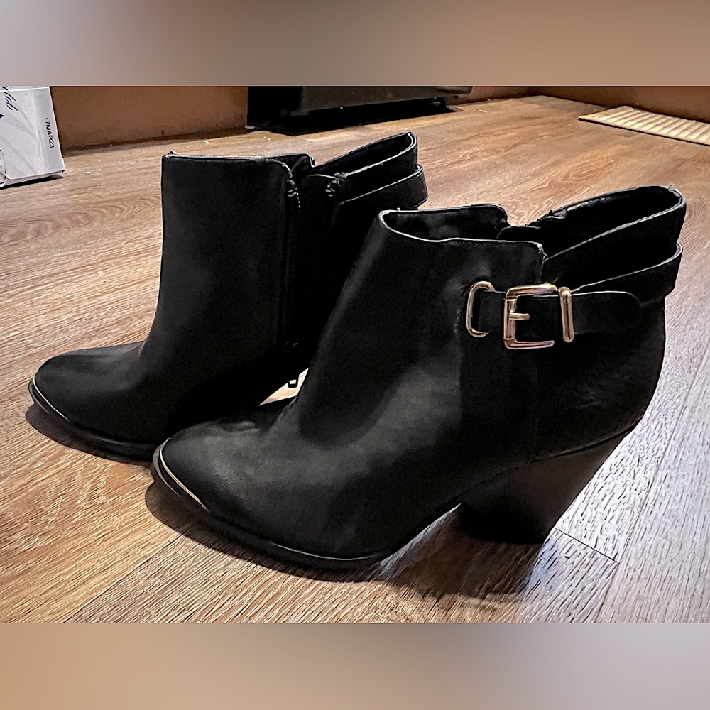 Women’s ankle booties.